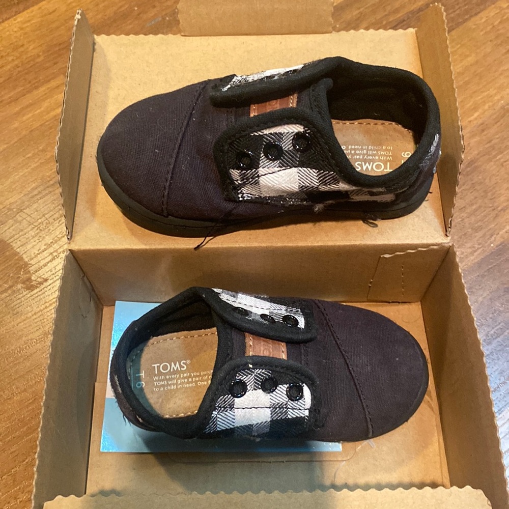 Toms infant/toddler boy canvas shoes size 6